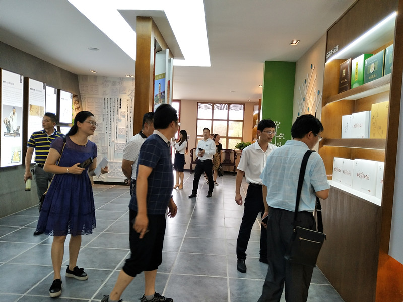 長沙云游茶業(yè)有限公司,湖南綠茶,紅茶價格,長沙毛尖批發(fā),云游陶餈禮盒,云游茶業(yè)